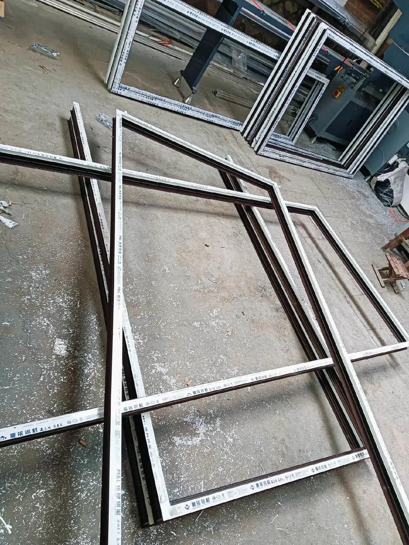 車間制作斷橋鋁門窗與鋁合金推拉窗——門窗人的日常